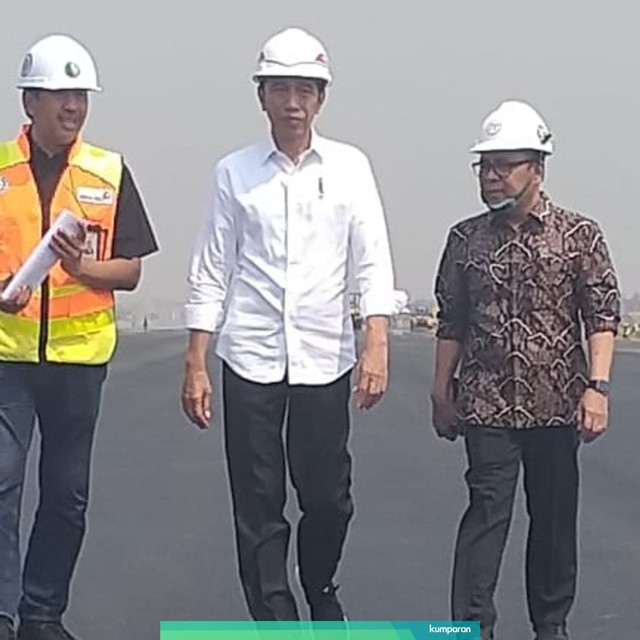 Presiden Joko Widodo (tengah) saat meninnjau Bandara Soekarno Hatta, Jumat (21/6). Foto: Kevin S Kurnianto/kumparan