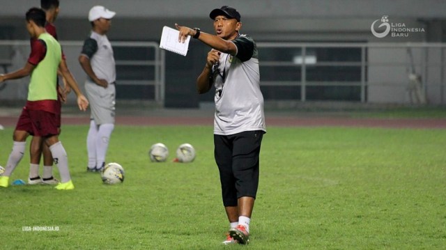 Rahmad ketika melatih PS Tira-Persikabo. Foto: Dok. PT LIB
