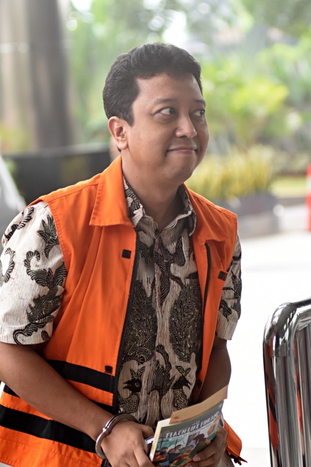 Mantan Ketua Umum PPP Romahurmuziy memasuki gedung KPK untuk menjalani pemeriksaan di Jakarta, Jum'at (21/6). Foto: ANTARA FOTO/Indrianto Eko Suwarso