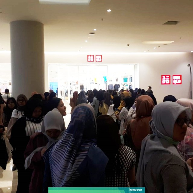 Fans mengantre untuk mendapatkan kaus BT21 X Uniqlo di Grand Indonesia. Foto: Dok. Chicy