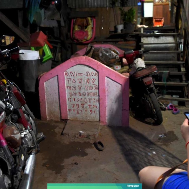 Sebuah kuburan terlihat di depan rumah seorang perempuan, Phnom Penh, Kamboja. Foto: AFP