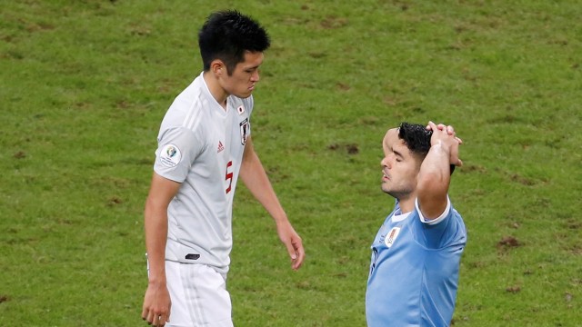 Luis Suarez menunjukkan ekspresi kecewa saat Timnas Uruguay menghadapi Jepang di Copa America 2019. Foto: Diego Vara/Reuters