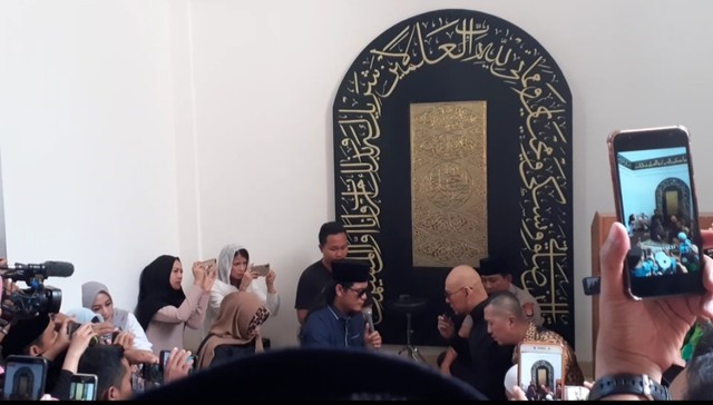 Deddy Corbuzier mengucapkan 2 kalimat syahadat di Masjid Al Mbejaji, Sleman, Jumat (21/6). Foto: erl.