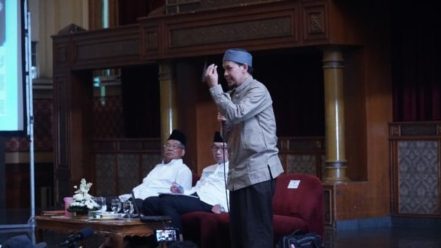 Ustaz Rahmat Baequni dalam diskusi yang digelar MUI Jabar di Pusdai Bandung, soal masjid dan simbol mirip iluminasi. (Ananda Gabriel)