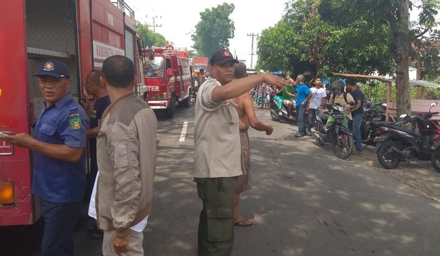 Sejumlah mobil pemadam kebakaran diturunkan di lokasi kejadian/foto: Sumut News