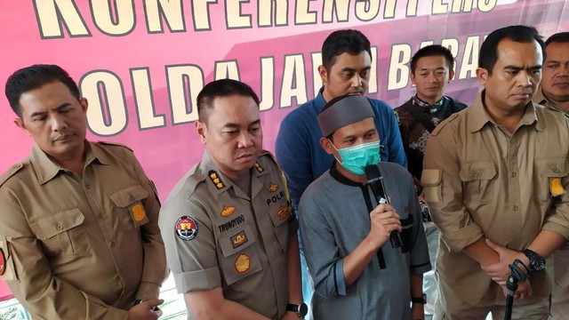 Konferensi pers Polda Jawa Barat saat menetapkan Ustaz Rahmat Baequni sebagai tersangka penyebaran hoaks petugas KPPS, Kota Bandung. Foto: Rachmadi Rasyad/kumparan