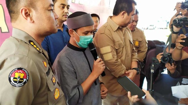 Konferensi pers Polda Jawa Barat saat menetapkan Ustaz Rahmat Baequni sebagai tersangka penyebaran hoaks petugas KPPS, Kota Bandung. Foto: Rachmadi Rasyad/kumparan