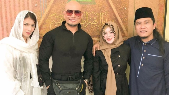 Deddy Corbuzier bersama calon istrinya dan Gus Miftah Foto: IG @sabrinachairunnisa_