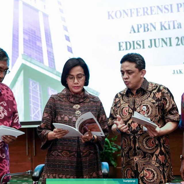 Menteri Keuangan Sri Mulyani (kedua kiri) saat akan menggelar konferensi pers APBN KiTa (Kinerja dan Fakta) di Kementerian Keuangan, Jakarta, Jumat (21/6/2019). Foto: ANTARA FOTO/Hafidz Mubarak A
