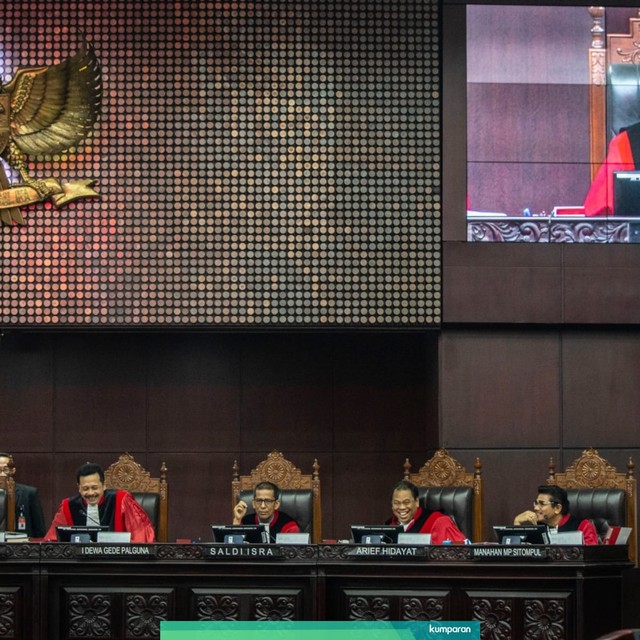 Ketua Majelis Hakim Mahkamah Konstitusi Anwar Usman (kedua kiri) bersama hakim konstitusi lainnya sidang Perselisihan Hasil Pemilihan Umum (PHPU) presiden dan wakil presiden di Gedung Mahkamah Konstitusi, Jakarta, Jumat (21/6). Foto: ANTARA FOTO/Aprillio Akbar