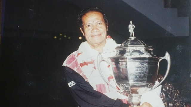 Foto Paulus Pesurnay saat memegang trofy Piala Thomas. Foto: Dok. Paulus Pesurnay