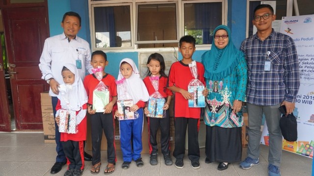 Kepala cabang Jamkrindo Palembang, Trio Witarko saat menyerahkan bantuan alat tulis pada siswa di SDN 172 Palembang (Dok. istimewa)