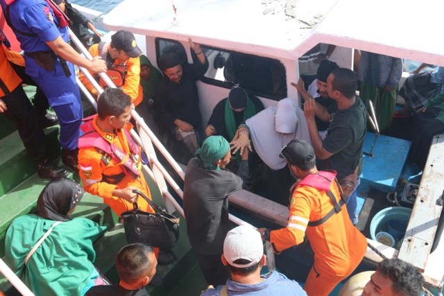 Tim SAR gabungan mengevakuasi korban selamat dari kecelakaan kapal yang tenggelam di perairan laut Pulo Aceh, Jumat (21/6). Foto: Dok. SAR Banda Aceh