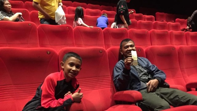 Zulyadi dan anaknya, warga Aceh, menonton film Aladdin 2019 di salah satu bioskop di Medan. Dok. Pribadi 