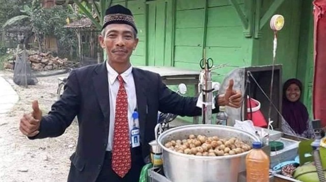 Musdi, penjual pentol/bakso keliling asal Grobogan, Jawa Tengah yang berpenampilan bak pejabat saat jualan. (Foto: Facebook/Yuni Rusmini)