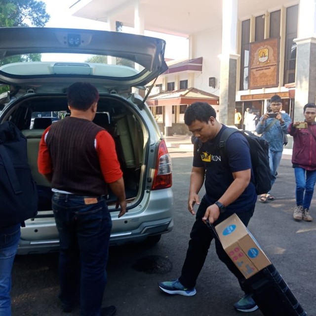 Petugas KPK membawa dua koper dan satu kardus berisi dokumen dari gedung DPRD Kabupaten Cirebon, Jumat (21/6). Penggeledahan itu diduga terkait adanya gratifikasi pemulusan pengesahan Peraturan Daerah (Perda) RTRW pembangunan PLTU 2. (Juan)