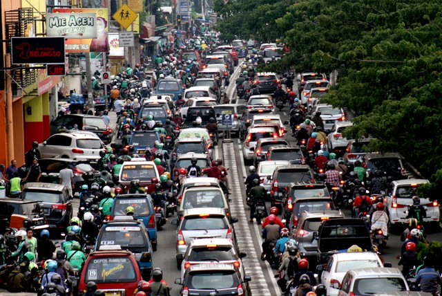 Kemacetan di ruas jalan Margonda Raya, Kota Depok. Foto: ANTARA FOTO/Yulius Satria Wijaya