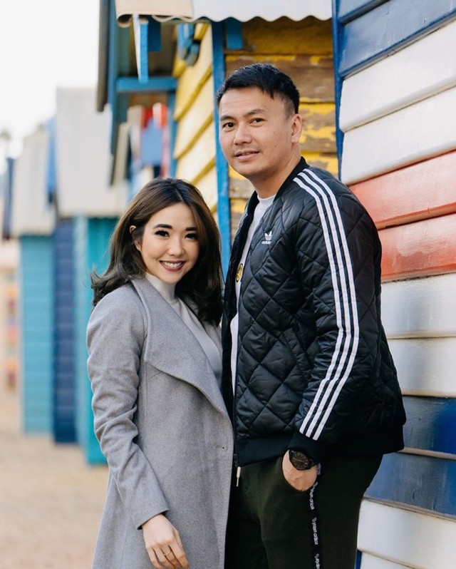 Gisel dan Wijin di Brighton Bathing Boxes. Foto: Instagram/@gisel_la