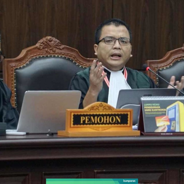 Mahkamah Konstitusi, Sidang Kedua MK, Kuasa hukum BPN, Denny Indrayana (tengah)