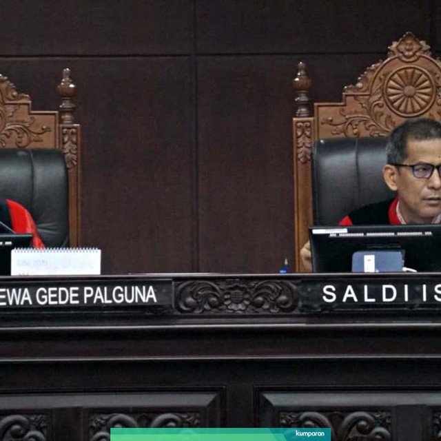 Hakim Mahkamah Konstitusi, I Dewa Gede Palguna (kiri) dan Saldi Isra (kanan) saat sidang Perselisihan Hasil Pemilu Umum 2019 di Gedung Mahkamah Konstitusi, Jakarta, Jumat(21/8) Foto: Helmi Afandi/kumparan