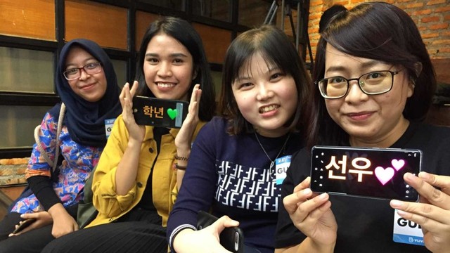 Sheyla (kanan) dan teman-teman selepas sesi V Live The Boyz di Jakarta, Jumat