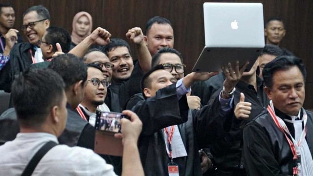 Tim Kuasa hukum BPN saat sesi foto bersama seusai sidang Perselisihan Hasil Pemilu Umum 2019 di Gedung Mahkamah Konstitusi, Jakarta, Jumat(21/8) Foto: Helmi Afandi/kumparan