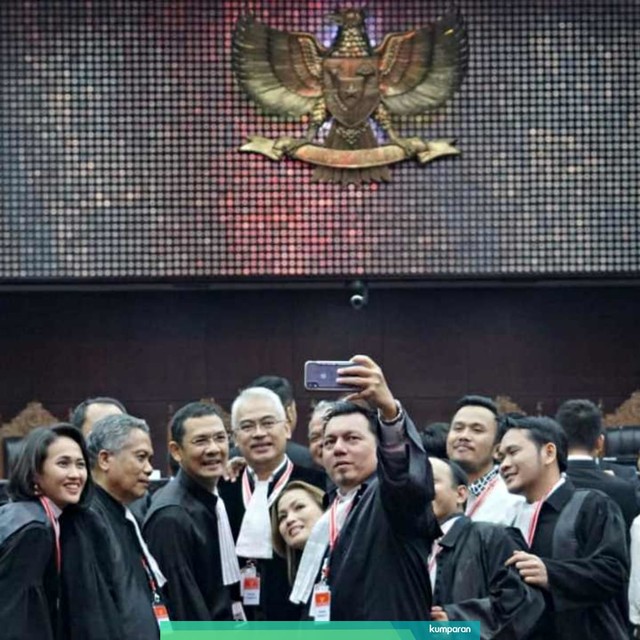 Tim Kuasa hukum TKN saat sesi foto bersama seusai sidang Perselisihan Hasil Pemilu Umum 2019 di Gedung Mahkamah Konstitusi, Jakarta, Jumat(21/8) Foto: Helmi Afandi/kumparan
