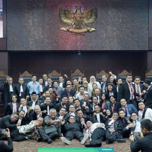 Sesi foto bersama seusai sidang Perselisihan Hasil Pemilu Umum 2019 di Gedung Mahkamah Konstitusi, Jakarta, Jumat(21/8) Foto: Helmi Afandi/kumparan