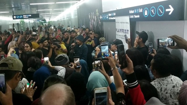 Glenn Fredly dan Tompi 'Ngamen' di Stasiun MRT - kumparan.com