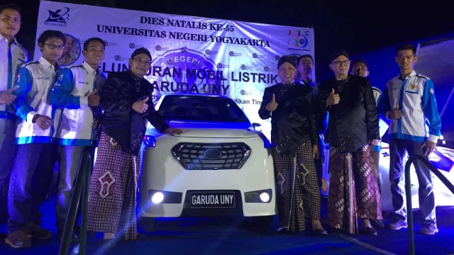 Menteri Riset Teknologi dan Pendidikan Tinggi (Menristekdikti) Mohamad Nasir meluncurkan mobil listrik Garuda UNY di Universitas Negeri Yogyakarta (UNY), Jumat (21/6) malam. Foto: Arfiansyah Panji Purnandaru/kumparan