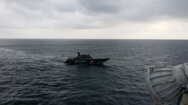 Kapal Maritim Malaysia tiba saat Kapal Pengawas Perikanan (KP) Orca 2 menangkap kapal ikan ilegal Malaysia di perairan Selat Malaka. Foto: Dok. KKP