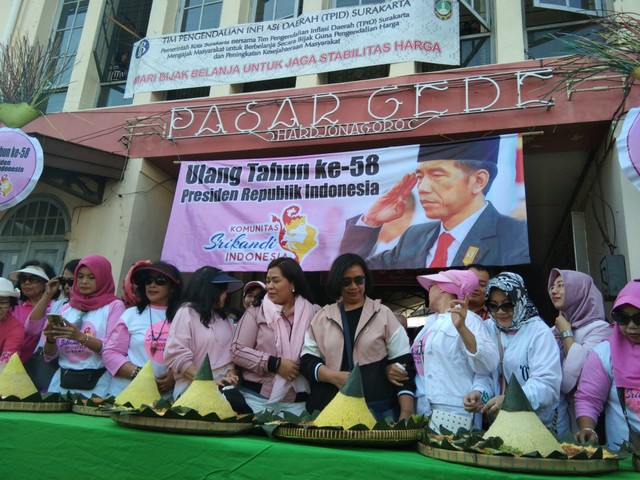 Sejumlah anggota Komunitas Srikandi Indonesia menggelar acara syukuran ulang tahun Presiden Joko WIdodo (Jokowi) di halaman Pasar Gede, Solo, pada Jumat (21/6/2019). (Tara Wahyu N.V.)