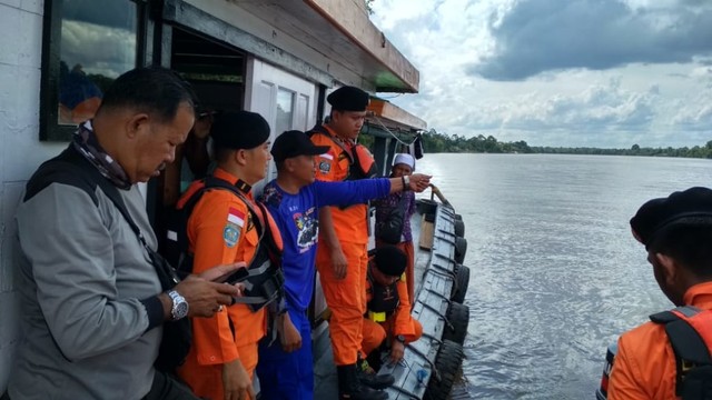 Tim SAR melakukan pencarian terhadap Nurul (4 tahun), korban kapal karam di Sukalanting, Kubu Raya, Kalimantan Barat. Foto: Dok Hi!Pontianak