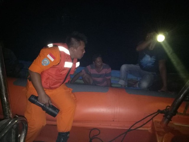 Tim SAR melakukan pencarian korban kapal tenggelam di Parit Masigi, Sungai Ambawang, Kabupaten Kubu Raya. Foto: Dok Hi!Pontianak