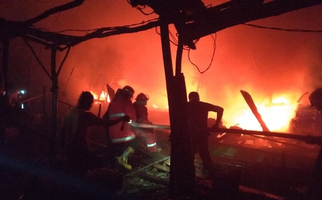 Tim pemadam kebakaran dikerahkan ke lokasi untuk memadamkan api yang membakar kapal nelayan di tempat penyandaran kapal ikan Desa Eretan Wetan dan Eretan Kulon, Kecamatan Kandanghaur, Kabupaten Indramayu. (Nafis)