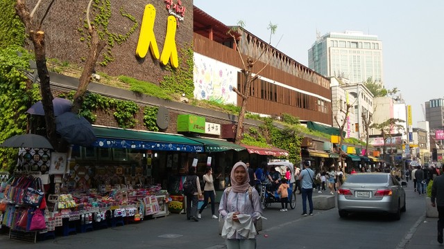 Jalan utama di lokasi pasar Insadong, Seoul, Korea Selatan. Foto: Khiththati/acehkini 