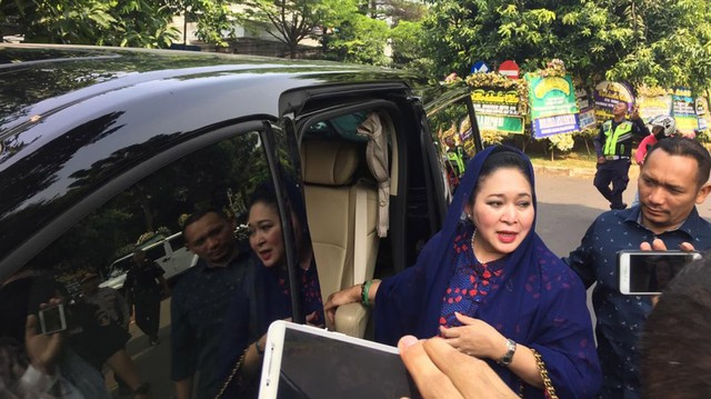 Titiek Soeharto saat melayat ke rumah duka Ketua MA. Foto: Andesta Herli/kumparan
