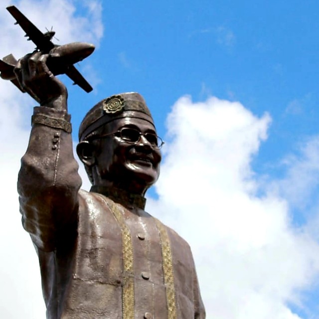 Patung Presiden RI ke-3 Bacharuddin Jusuf Habibie menjadi salah satu ikon Provinsi Gorontalo. Sabtu, (22/6). Foto: Istimewa 