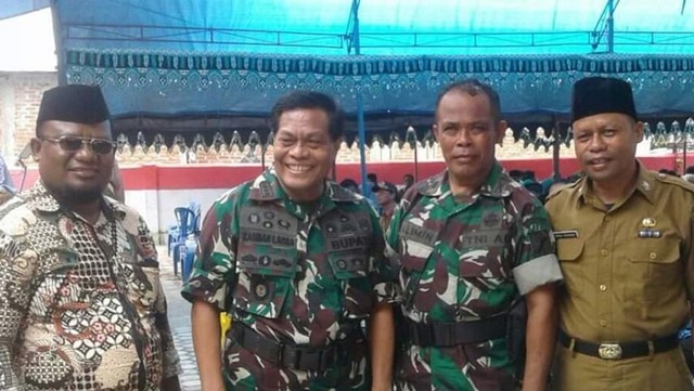 Bupati Donggala, Kasman Lassa (tengah/kiri), saat berfoto bersama menggunakan pakaian TNI di salah satu acara di Donggala. Foto: Istimewa