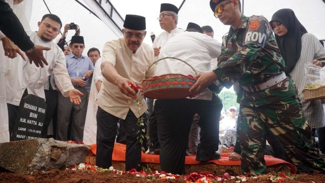 Keluarga menaburkan bunga saat pemakaman jenazah Mohamad Irfan di TPU Karet Bivak, Jakarta, Sabtu (22/6). Foto: Irfan Adi Saputra/kumparan