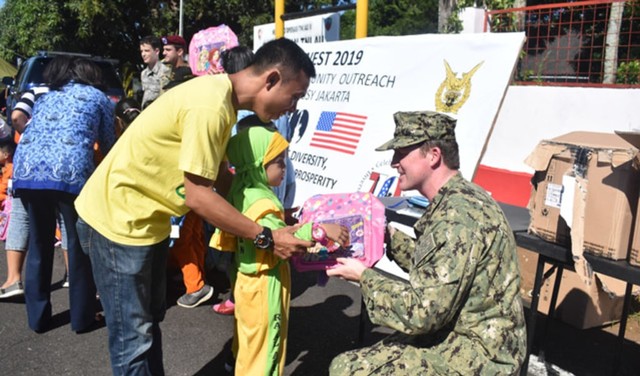 Tentara US Air Force saat memberikan peralatan sekolah kepada salah siswa TK di Kota Manado (foto: isa anshar jusuf)