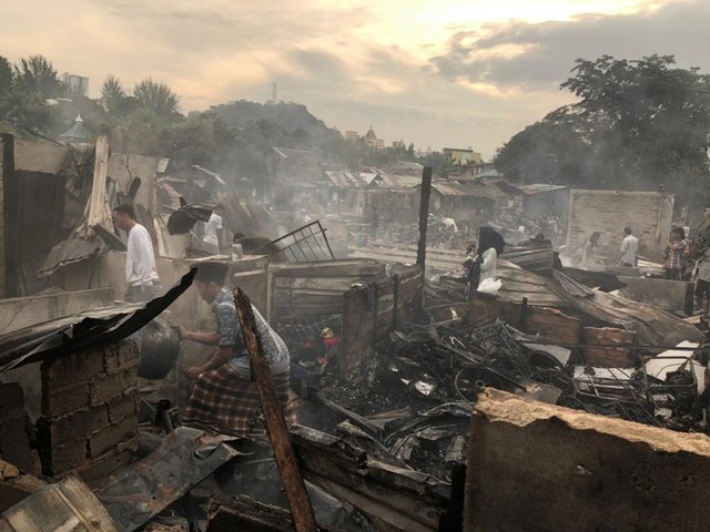 Kondisi permukiman liar yang terbakar di Batam. Warga mencari sisa-sisa perabotan di antara puing-puing rumah yang hangus. F/Ist