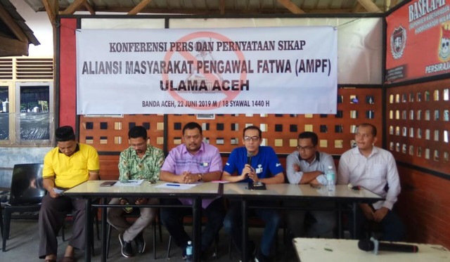 Aliansi Masyarakat Pengawal Fatwa (AMPF) Ulama Aceh menyampaikan pernyataan sikap siap mengawal fatwa haram game PlayerUnknown's Battlegrounds (PUBG) dan sejenisnya yang dikeluarkan oleh MPU Aceh dalam konferensi pers di Banda Aceh, Sabtu (22/6). Foto: Habil Razali/acehkini