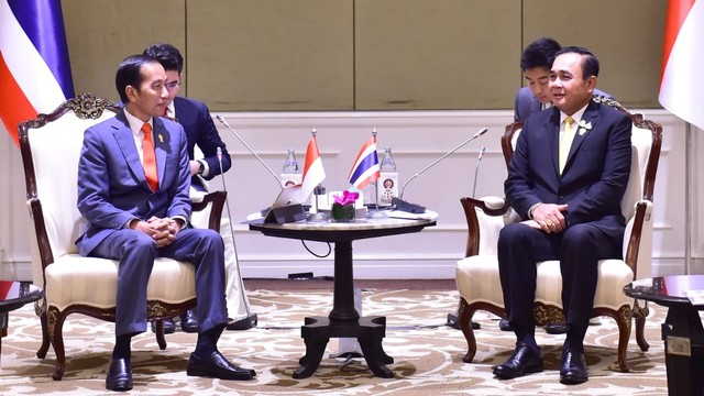 Presiden Joko Widodo (kiri) bertemu Perdana Menteri Thailand Prayut Chan-o-cha saat menghadiri Konferensi Tingkat Tinggi (KTT) ke-34 ASEAN. Foto: Dok. Rusman - Biro Pers Sekretariat Presiden