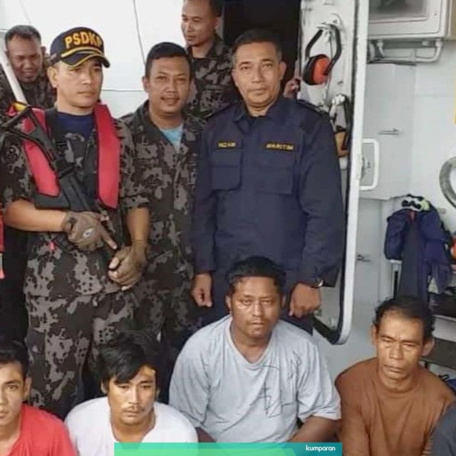 Petugas dari Kementrian Kelautan dan Perikanan menunjukkan awak kapal nelayan asal Malaysia yang ditangkap. Foto: Dok. Kementrian Kelautan dan Perikanan