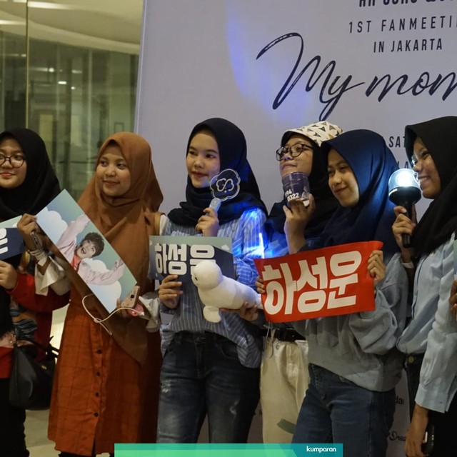 Para penggemar Ha Sung Woon di fan meeting 'My Moment' yang dilaksanakan di Kota Kasablanka pada Sabtu (22/6). Foto: Masajeng Rahmiasri/kumparan