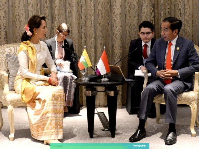 Presiden Joko Widodo (kanan) bertemu State Counsellor Myanmar Aung San Suu Kyi saat menghadiri Konferensi Tingkat Tinggi (KTT) ke-34 ASEAN di Bangkok, Thailand. Foto: Dok. Rusman - Biro Pers Sekretariat Presiden