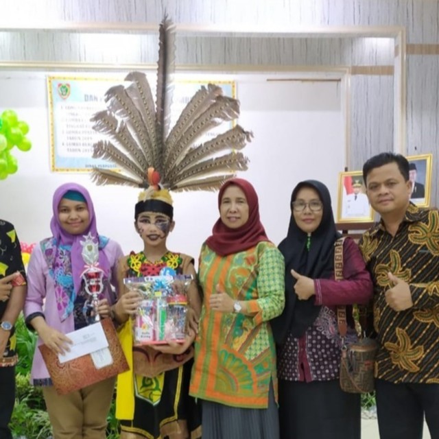 Kepala DKP Kobar Zainah bersama peserta juara lomba perpustakaan tingkat Kalteng. (Foto: DKP Kobar)