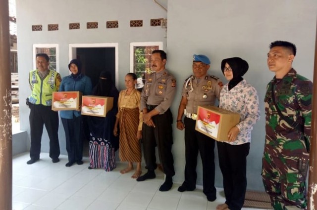 Polres Cirebon menyalurkan bantuan sosial kepada keluarga narapidana teroris (napiter) di Cirebon. Aksi peduli ini dilakukan dalam rangka memeriahkan HUT Bhayangkara ke-73. (Juan)