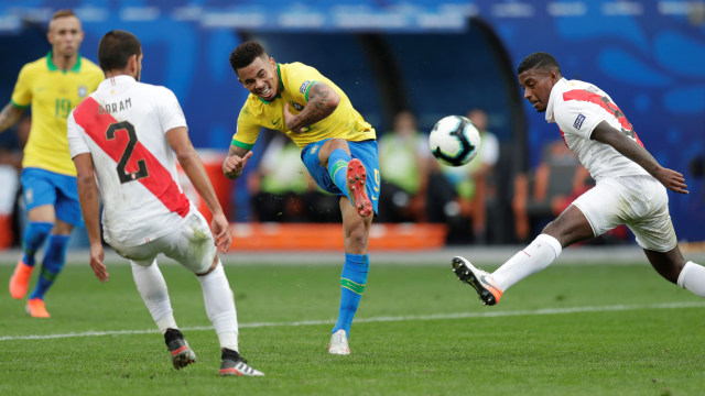 Penyerang Brasil, Gabriel Jesus, melepaskan tembakan di pertandingan Copa America 2019 melawan Peru. Foto: REUTERS/Ueslei Marcelino